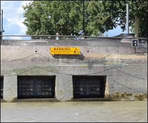 Figure 3 Chelsea Embankment downriver warning light next to the CSO