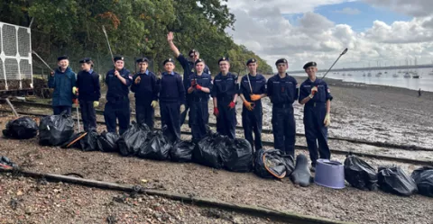 Medway Swale Estuary Partnership – A Cleaner Coast group photo of a clean-up