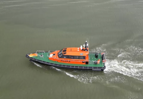 Commander Pilot Cutter in operation